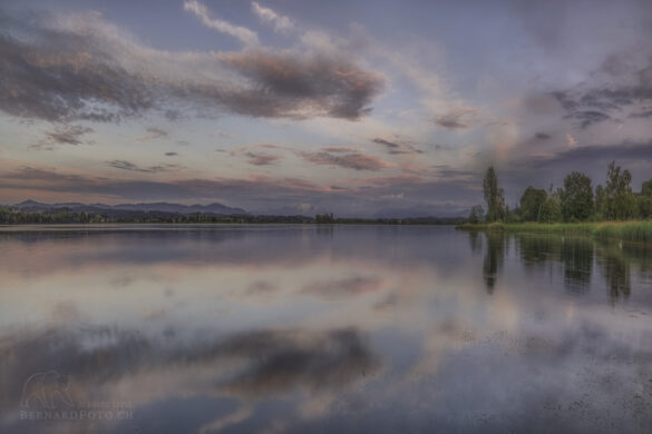 Bewölkten Himmel über dem See