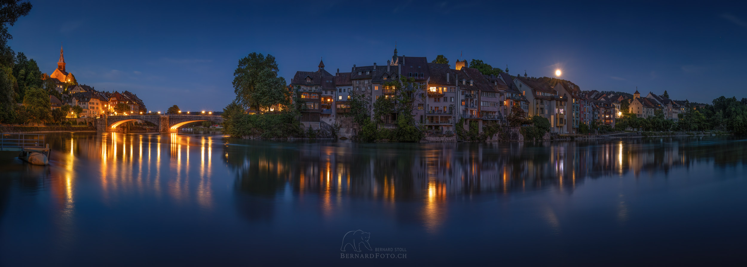 Laufenburg bei Night Laufenburg mit der alte Steinbrücke, in der blaue Stunde